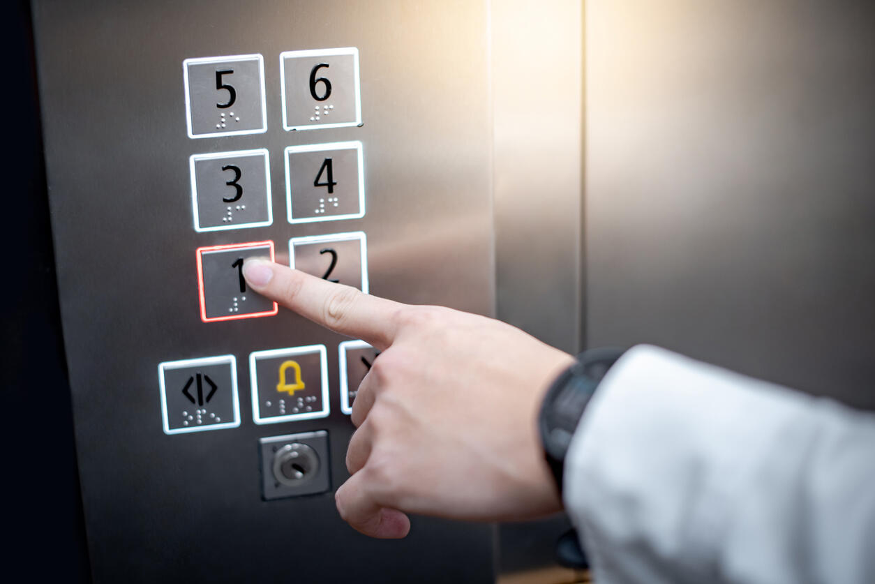 Nessuna indicazione dall’azienda sul look con cui presentarsi all’ingresso dello stabilimento: impossibile retribuire il tempo di vestizione e svestizione