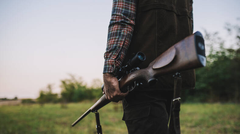 Capodanno: lo zio presta la pistola al nipote che spara cinque colpi. Impossibile parlare di detenzione illegale di arma