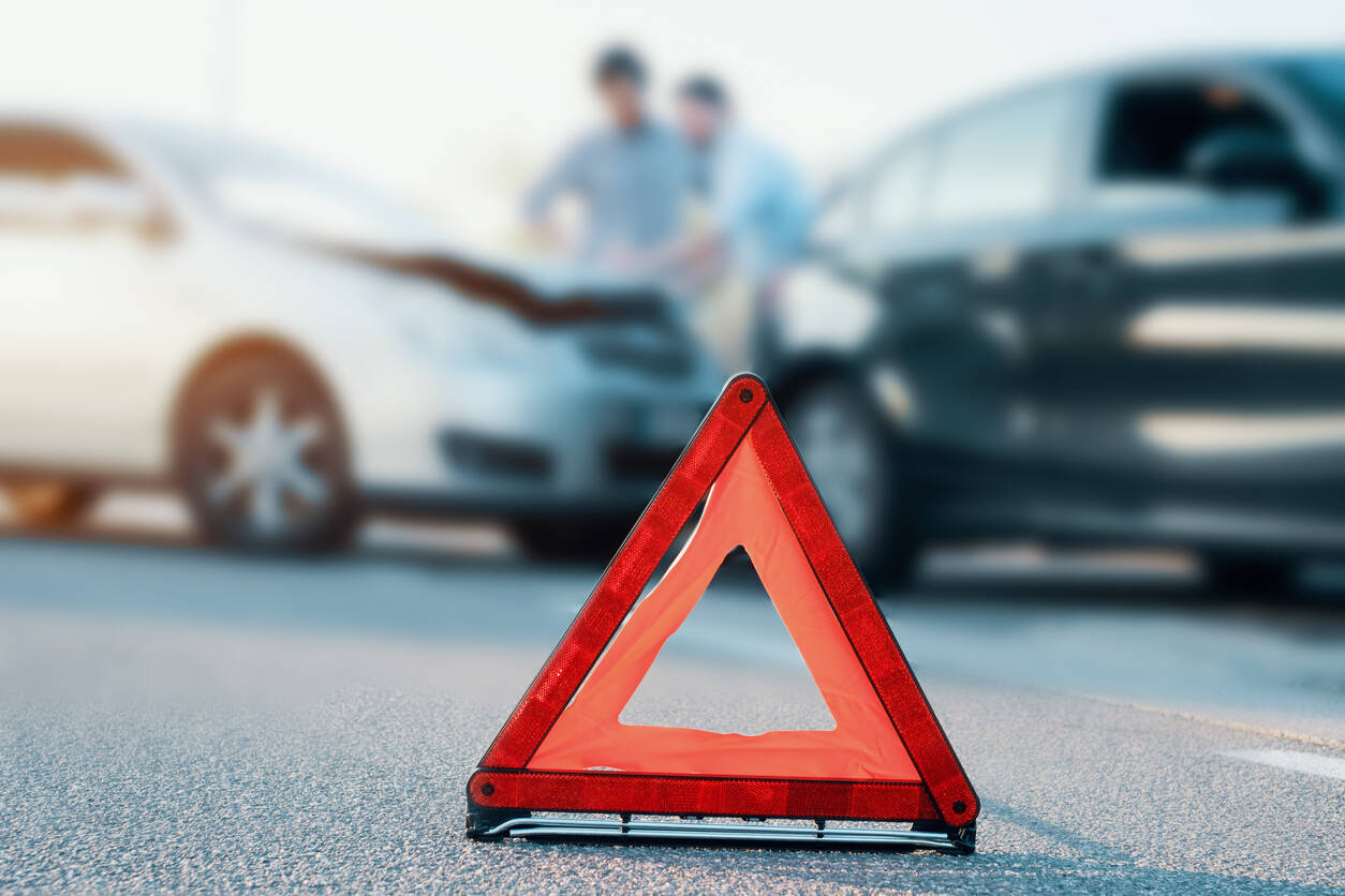 Asfalto in condizioni precarie: vettura finisce fuori strada. Colpevole anche il conducente