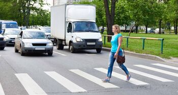 Ghiaccio sulla strada, cittadino finisce a terra: colpevole di non avere indossato scarpe adeguate